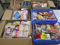 集まった食品の写真です。
