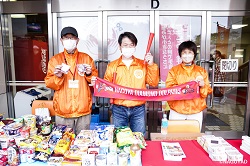 名古屋ダイヤモンドドルフィンズの試合会場でのフードドライブの様子と集まった食品の写真です。