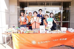 名古屋ダイヤモンドドルフィンズの試合会場でのフードドライブの様子と集まった食品の写真です。