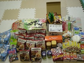 集まった食品の写真です。