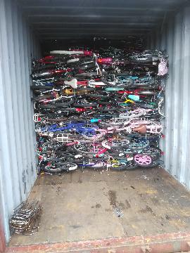 輸出する自転車のコンテナ積込写真