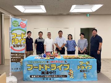 寄付の様子と集まった食品の写真です。