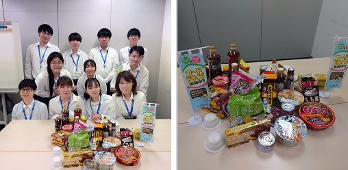 寄付の様子と集まった食品の写真です。