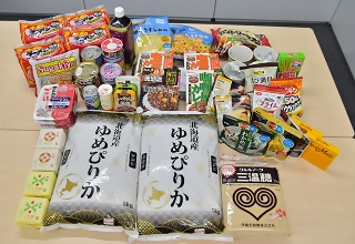 集まった食品の写真です。