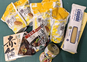 寄付の様子と集まった食品の写真です。