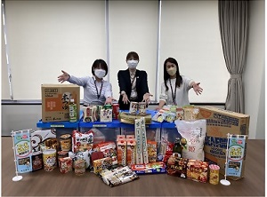 集まった食品の写真です。
