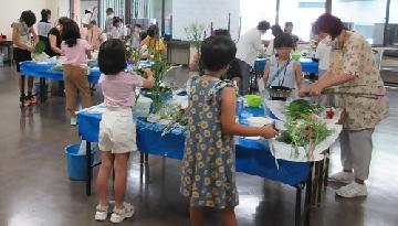 過去の子どもいけばな体験教室の様子