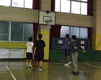 ホールでバスケットをやる中高生