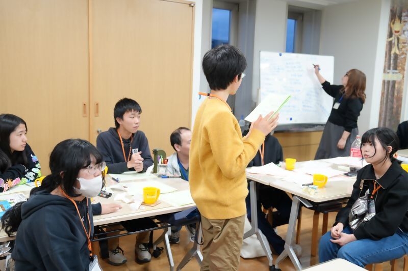 参加者が発表する様子