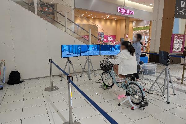 自転車シミュレータを体験しよう！のブースの様子です。