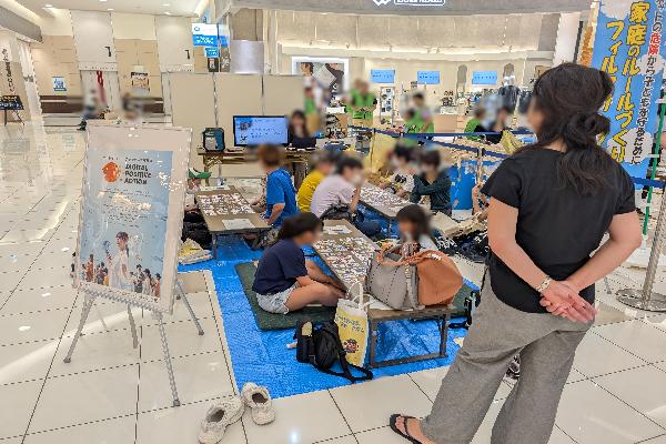 親子でチャレンジ！情報モラルかるたのブースの様子です。