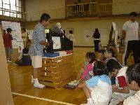 小学校　参加型の授業参観で発表する6年生