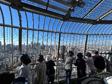 中部電力ミライタワーの屋外展望室からの見学の様子
