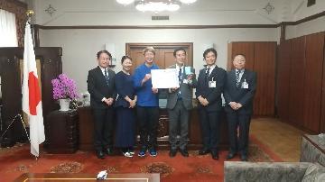 市長感謝状の贈呈式の風景(MAISON CACAO株式会社様)