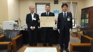 紺綬褒章伝達式の様子