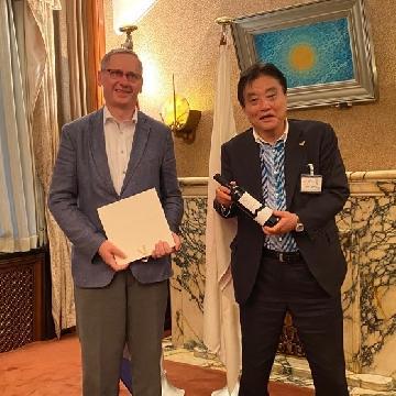 ドラジェン特命全権大使が市長と並んで記念撮影