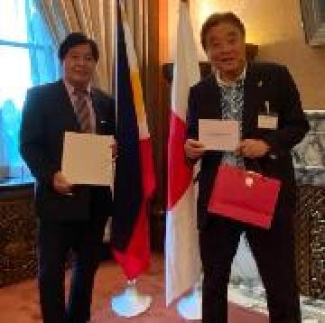 エクラエラ総領事が市長と並んで記念撮影
