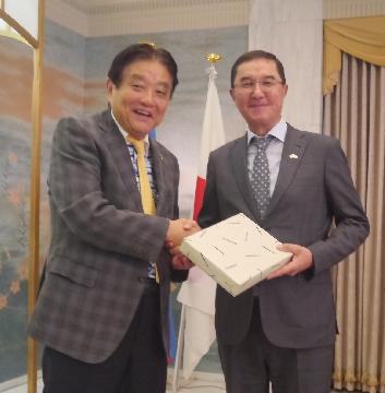 クチカーロフ副首相が市長と並んで記念撮影