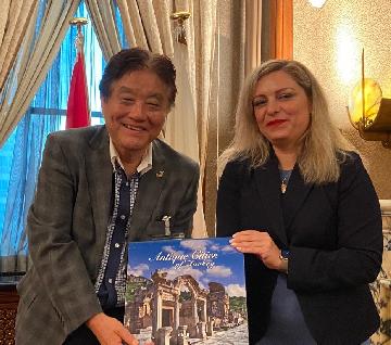 ダムラ・ギュミュシュカヤ総領事と市長が並んで記念撮影