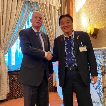 フォン・ゲッツェ特命全権大使と市長が並んで記念撮影