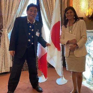 サンドリン・ムシェ総領事と市長が並んで記念撮影