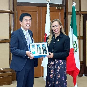 マリア・グアダルーペ・ロブレス・レオン州観光大臣と市長が並んで記念撮影