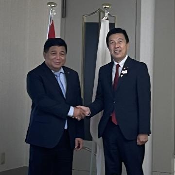 ベトナム社会主義共和国のグエン・チー・ズン副首相が、広沢市長と並べて写真を撮りました。