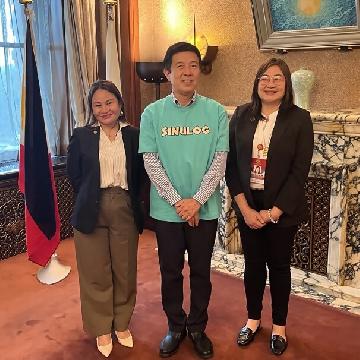 フィリピン共和国セブ市姉妹都市委員会のグレース・シーラ・M・アバンザードエグゼクティブディレクターが、、広沢市長と並べて写真を撮りました。