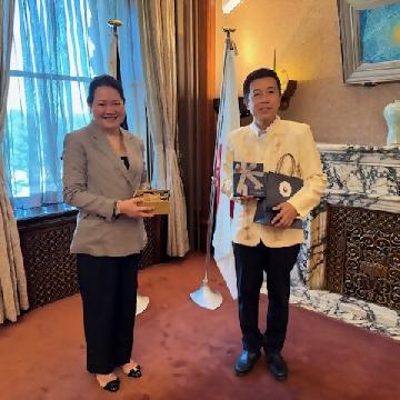 在名古屋フィリピン共和国総領事館のシャーリーン・マナンキル総領事が、広沢市長と並べて写真を撮りました。
