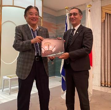 ギラッド・コーヘン特命全権大使と市長が並んで記念撮影