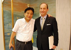 リーバウト大使と市長が並んで記念撮影