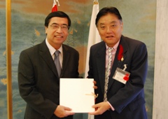 ビン大使と市長が並んで記念撮影