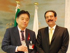 モレーノ局長と市長が並んで記念撮影