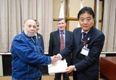 ドロズドフ団長と市長が握手する様子