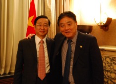 李副市長と河村市長が並んで記念撮影