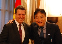 ナバロ大使と市長が並んで記念撮影