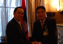 チッニョーティン大使と市長が握手する様子