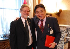 ウォルター大使と市長が並んで記念撮影