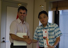 フレイザー領事と市長が握手する様子