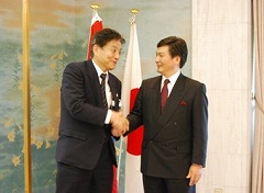 モンゴル大使と市長が握手している画像