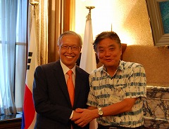 市長と申大使が握手している画像