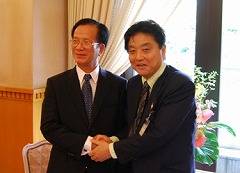 大臣と市長が握手している画像