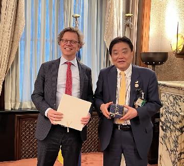 ペールエリック・ヘーグベリ大使が市長と並んで記念撮影