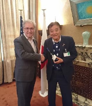 マシュー・センザー首席領事と市長が並んで記念撮影