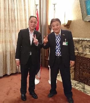 ウィッチュ・ウェチャーチーワ次期大使と市長が並んで記念撮影