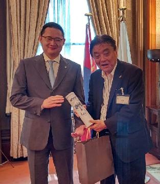 バンズラグチ・バヤルサイハン大使と市長が並んで記念撮影