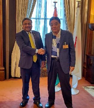 シビ・ジョージ 大使と市長が並んで記念撮影