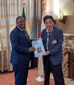 ダバ・デベレ・フンデ 大使と市長が並んで記念撮影