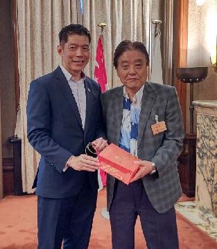 オン・エン・チュアン大使と市長が並んで記念撮影