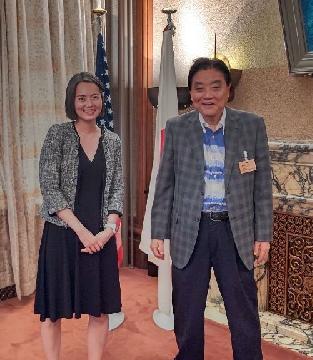アンナ・ワン首席領事と市長が並んで記念撮影